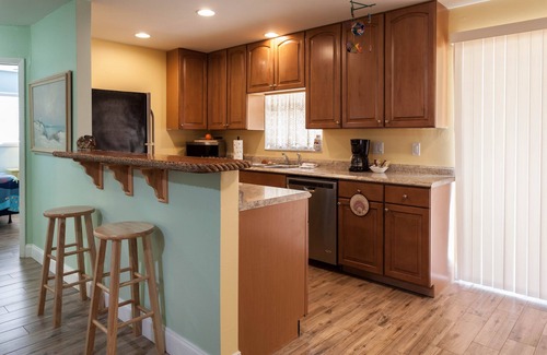 Iona Apartment | Charming Tropical Getaway - A Perfect Central Location. Minutes To The Beach