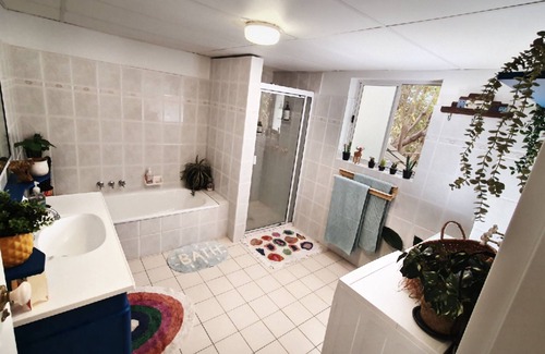 West End Apartment | Charming Two Bedroom Artistic Haven in West End - Central and Cozy