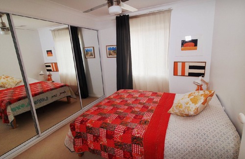 West End Apartment | Charming Two Bedroom Artistic Haven in West End - Central and Cozy