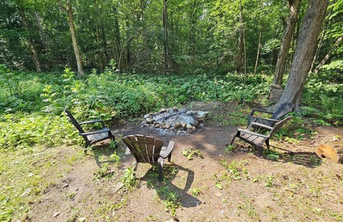South Sanford Cottage | Charming two bedroom lake cottage