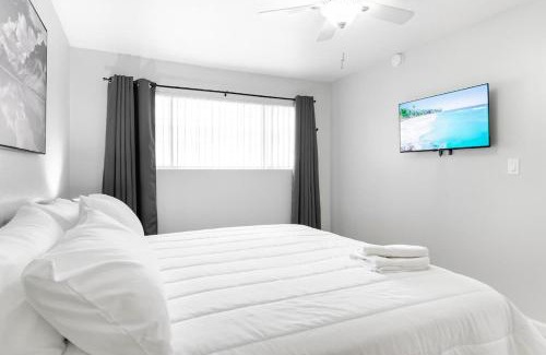 Las Vegas House | Charming Two Bedroom Sleeps 6! Close To Strip!