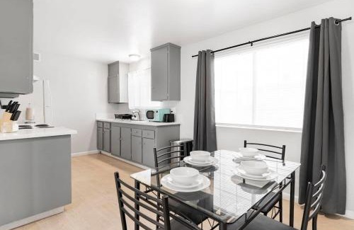 Las Vegas House | Charming Two Bedroom Sleeps 6! Close To Strip!