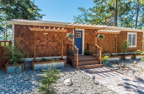 Oak Harbor Cottage | Charming two bedroom seaside cottage on Penn Cove