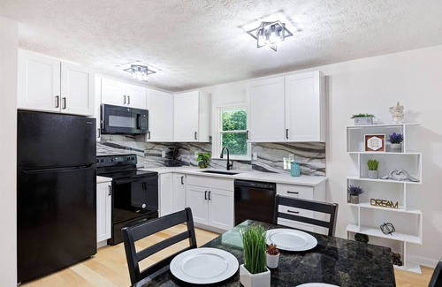 Clarkdale House | Charming upgraded 4-bedroom house conveniently located in Marietta
