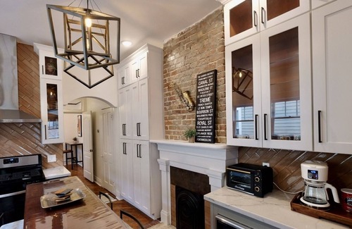 West Riverside House | Charming Uptown Bungalow just steps to Magazine St