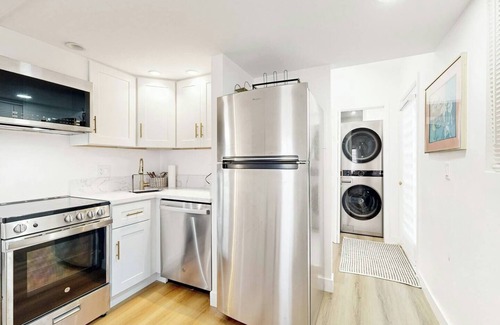 Park Mesa Heights Villa | Charming Urban Oasis near LAX w Pool Table, Sauna, and Rooftop Terrace