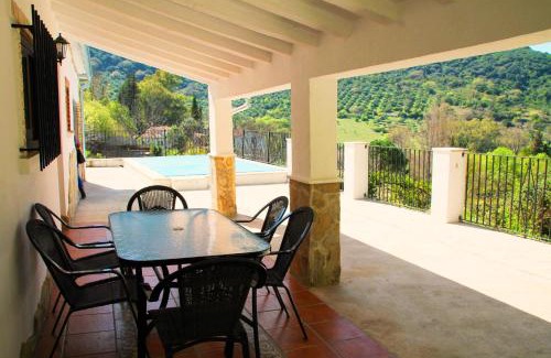 Benamahoma Villa | Charming Villa in Benamahoma + Pool