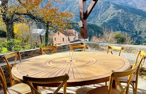 Cambia House | Charming village house with terrace and superb mountain views!
