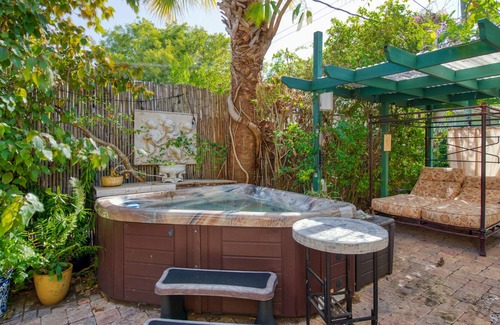 Old Northwood Historic District Apartment | Charming vintage studio with patio, hot tub & washer/dryer - snowbird-friendly