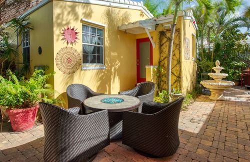 Old Northwood Historic District Apartment | Charming vintage studio with patio, hot tub & washer/dryer - snowbird-friendly