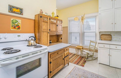Empire House | Charming vintage cottage close to beach, walkable village & Sleeping Bear Dunes