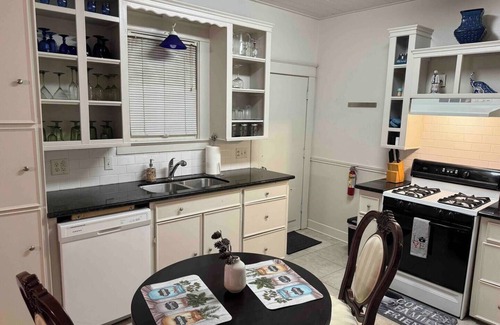Mid City South House | Charming Vintage House - Walking friendly!
