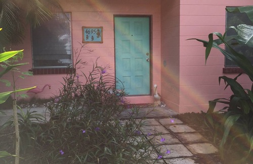 Vero Beach Cottage | CHARMING VINTAGE-RETRO FLORIDA COTTAGE.CAREFREE 'BEACH BLANKET BUNGALOW'