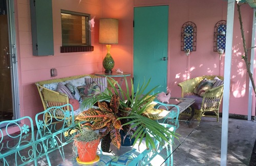 Vero Beach Cottage | CHARMING VINTAGE-RETRO FLORIDA COTTAGE.CAREFREE 'BEACH BLANKET BUNGALOW'