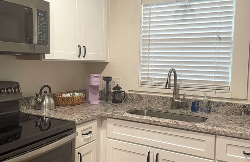 Lawsona - Fern Creek Apartment | Charming Walkable Attic Bungalow near Lake Eola with Full Kitchen