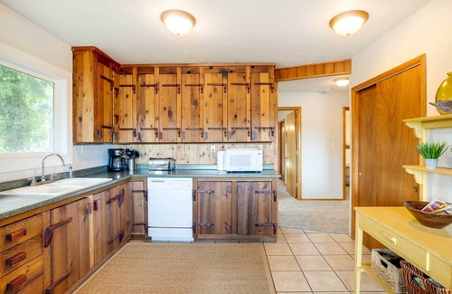Sunset Beach Cottage | Charming Warrenton Cottage w/Deck < 1 Mi to Beach
