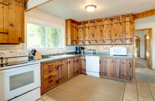 Sunset Beach Cottage | Charming Warrenton Cottage w/Deck < 1 Mi to Beach