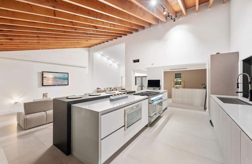 Hollywood South Central Beach Villa | Charming Waterfront 5BR/4BTH Villa North of Miami
