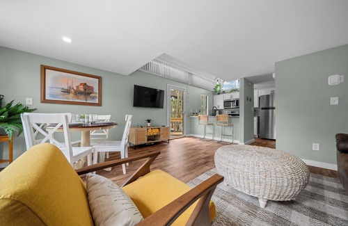 Crystal River Condo | Charming Waterfront Retreat - Scalloping - Dock Access - Pool - AC - King Bed!
