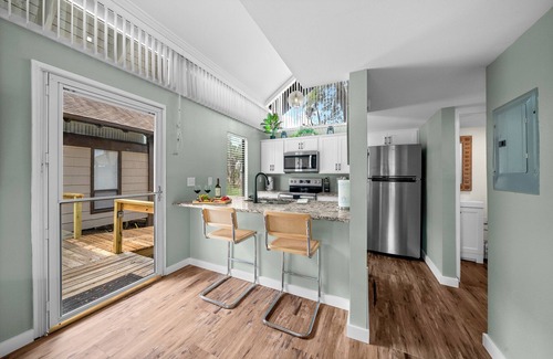 Crystal River Condo | Charming Waterfront Retreat - Scalloping - Dock Access - Pool - AC - King Bed!
