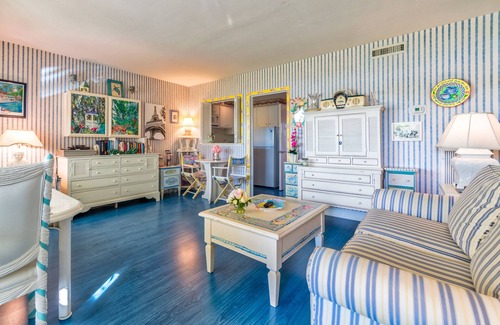 Delray Beach Apartment | Charming Waterfront Property With Pool, Near Beach