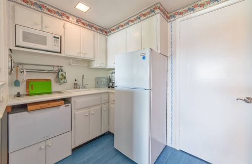 Delray Beach Apartment | Charming Waterfront Property With Pool, Near Beach