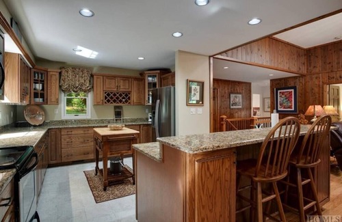 Lake Toxaway House | Charming Waterfront 4-Bedroom Lake Home on Beautiful Lake Toxaway