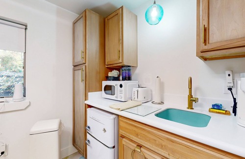 Edgecomb Apartment | Charming Waterfront Condo with Stunning Sunset Views and Boat Slip