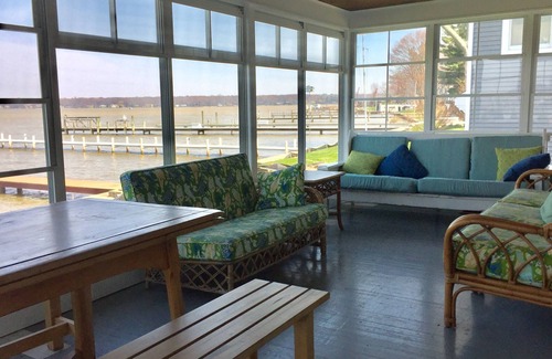 Macatawa House | Charming waterfront cottage right on Lake Macatawa