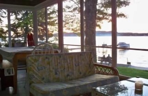 Macatawa House | Charming waterfront cottage right on Lake Macatawa