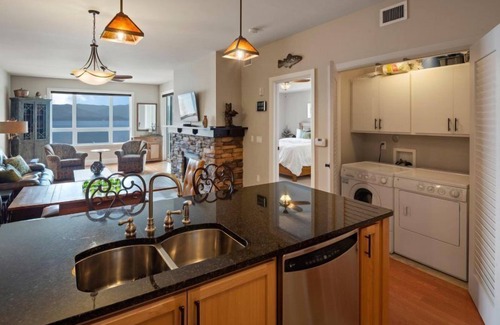 Sandpoint Condo | Charming Waterfront Seasons Condo: Heated pool, hot tub, Spa, Marina, Beach