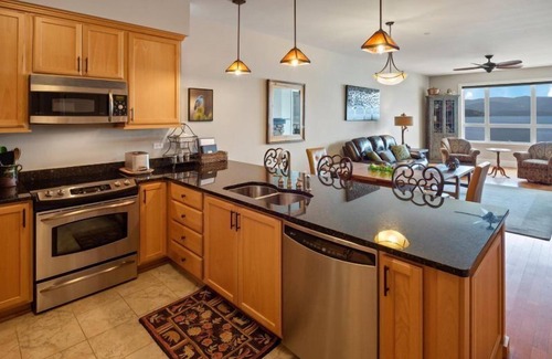 Sandpoint Condo | Charming Waterfront Seasons Condo: Heated pool, hot tub, Spa, Marina, Beach