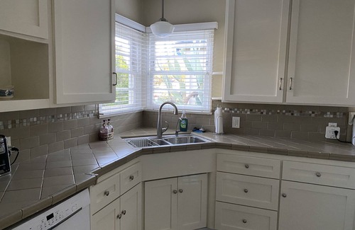 Valley Glen House | Charming, Well Appointed Suburban Bungalow with Grassy Yard