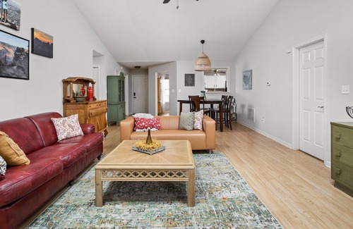 Westfield House | Charming Westfield Abode, Proximity to Grand Park!