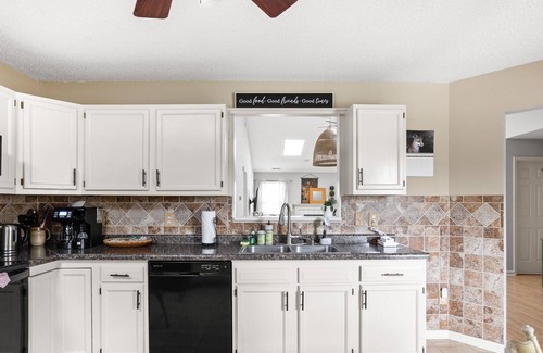 Westfield House | Charming Westfield Abode, Proximity to Grand Park!
