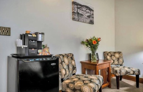 Calistoga House | Charming Wine Country Inn, Whole House Rental w/Private Suites, Walk to Wineries
