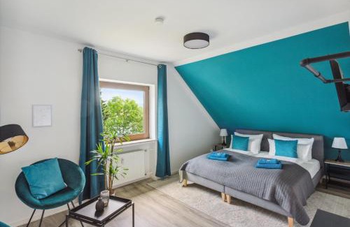 Hamelin Apartment | Charysma - Weserufer, stylish, Schlafzimmer mit Smart-TV, 2 Parkplätze