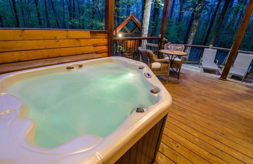 Broken Bow Cabin | Chasing Fireflies is a perfect couple cabin-KING. Pool Table, Hot Tub, Jacuzzi