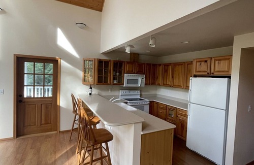 Baring Ski Chalet | Château Baring Riverfront House with hot tub, EV, near Stevens Pass and hiking!