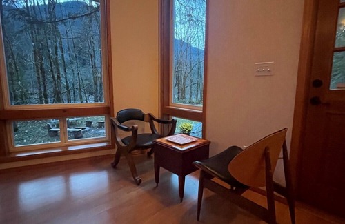 Baring Ski Chalet | Château Baring Riverfront House with hot tub, EV, near Stevens Pass and hiking!
