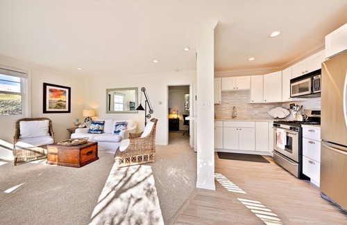 Beach Barber Tract Condo | Chateau Bonair - Beautiful Condo steps to Windansea Beach