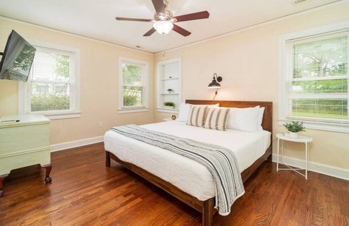 Sans Souci House | Chateau Divine- Pet Friendly Charm 3mi to Downtown