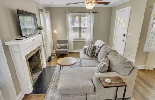 Sans Souci House | Chateau Divine- Pet Friendly Charm 3mi to Downtown