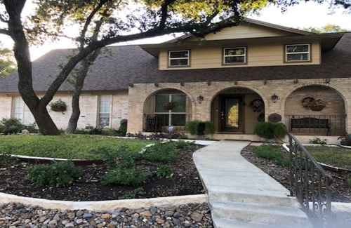Vance Jackson House | Chateau Home Apartment/private entrance