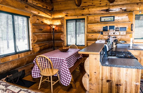 Greer Cabin | Chateau Relaxeau Cozy Log Cabin in the Woods