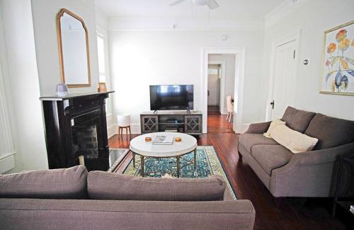 Historic Downtown Savannah House | Chatham House - Historic 3 BR on Chatham Square
