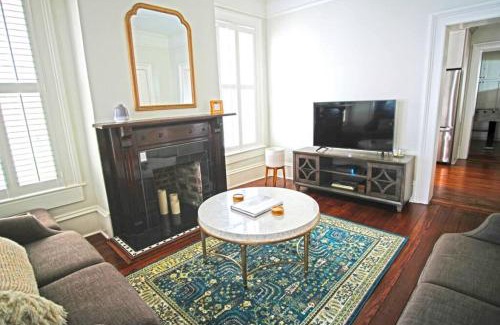 Historic Downtown Savannah House | Chatham House - Historic 3 BR on Chatham Square