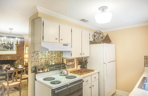 Historic Downtown Savannah House | Chatham Square Garden Apartment by Lucky Savannah