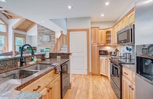 Foscoe House | Chatham Trade- 15% Discount and Hot Tub Fee waived until Mid-February- Luxury House, Mountain Gat.