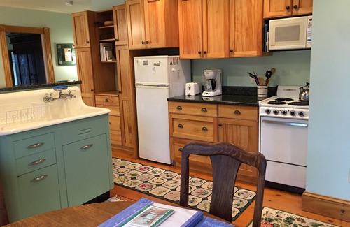 Chatham Apartment | Chatham Village: Lovely 1-Bedroom Apartment in Antique Home